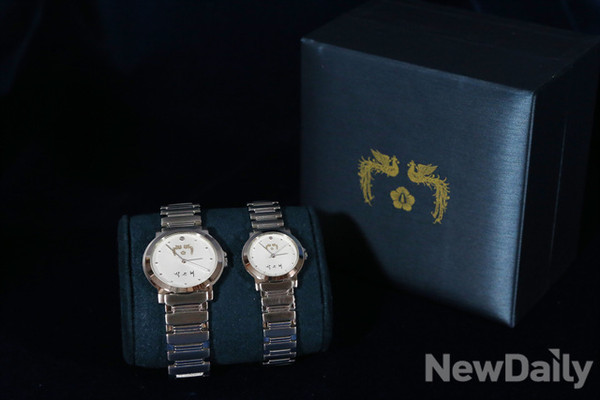 ▲ 박근혜 대통령이 설을 앞두고 새누리당 원내-외 당협위원장들에게 선물한 박근혜 시계.ⓒ 뉴데일리