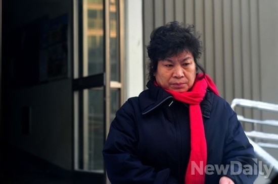 ▲ 저주성 막말로 파문을 일으킨 임순혜 방송통신심의위원회 보도교양방송특위 위원이 22일 오후 경기 의왕시에 위치한 자신의 아파트에서 나오는 모습.ⓒ이종현 기자