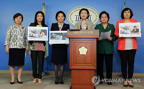 ▲ 새누리당 류지영 의원(왼쪽에서 세번째)등 여성의원들이 지난해 5월 22일 국회 정론관에서 기자회견을 열고 일본 아베 총리와 하시모토 오사카 시장으로 대변되는 일본 정치인들의 릴레이 망동, 망언에 대해 사죄할 것을 촉구하고 있다. 왼쪽부터 윤명희, 문정림, 류지영, 김희정, 김을동, 김현숙 의원. ⓒ연합뉴스