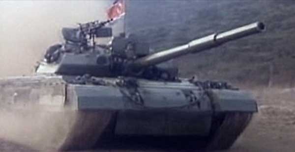 ▲ 북한이 과거 조선중앙TV를 통해 공개한 신형 전차 '폭풍호'.