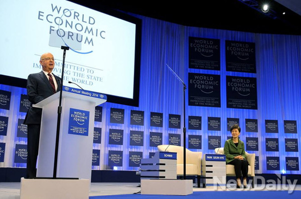 ▲ 박근혜 대통령이 22일(현지시간) 스위스 다보스에서 열린 제 44차 세계경제포럼에 참석해클라우드 슈밥 다보스포럼 회장의 소개를 받고 있다. ⓒ 뉴데일리(청와대 제공)