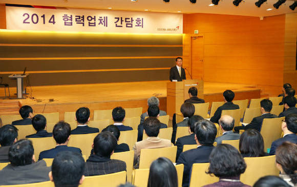 ▲ 22일(수) 강서구 오쇠동 아시아나타운 오즈홀에서 열린 에서 아시아나항공 김수천 사장(사진 중앙)이 협력업체 관계자들을 대상으로 아시아나항공의 윤리경영을 소개하고 있다. ⓒ아시아나항공 제공