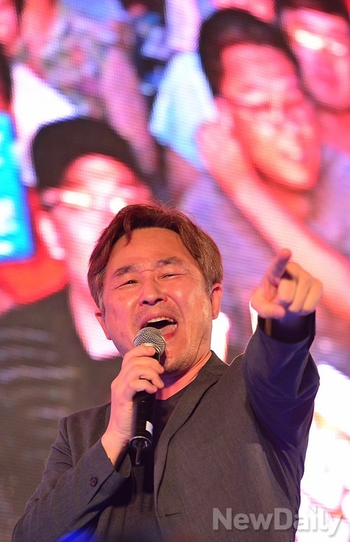 ▲ 떼촛 불 집회서 악쓰고 있는 표창원. 자기가 보수란다.ⓒ뉴데일리