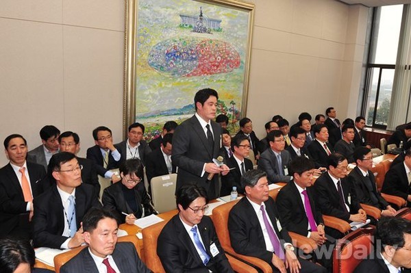 ▲ 정용진 신세계 부회장이 지난해 11월 1일 오후 여의도 국회 산업통상자원위원회의  국정감사에 증인신분으로 출석, 의원들의 질문에 답하고 있다. ⓒ뉴데일리