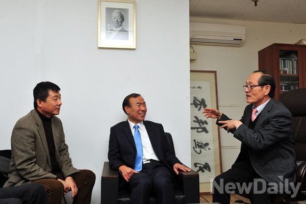 ▲ 한상대 [뉴데일리] 고문(가운데)이 인보길 [뉴데일리] 대표이사(오른쪽), 이진광 편징국장과 대화하고 있다. 뒤 벽면엔 [우남] 사진이 걸려있고, 우측 뒤엔 [우남]이 쓴 편액 복사 액자가 세로로 세워져 있는 등 [뉴데일리] 발행인 사무실은 사방이 [우남] 관련 자료로 가득차 있다.ⓒ 이종현 기자
