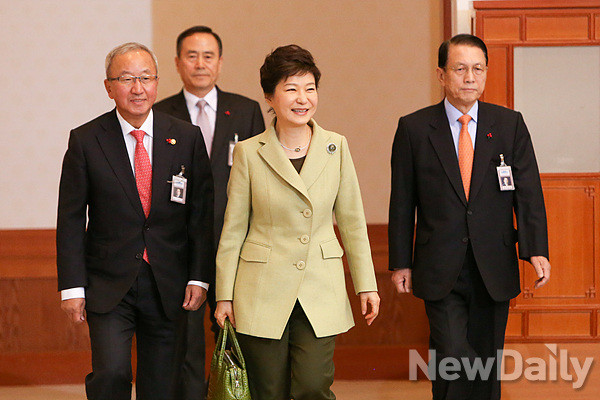 ▲ 박근혜 대통령(가운데)와 김기춘 청와대 비서실장(맨 오른쪽). ⓒ 뉴데일리(청와대 제공)