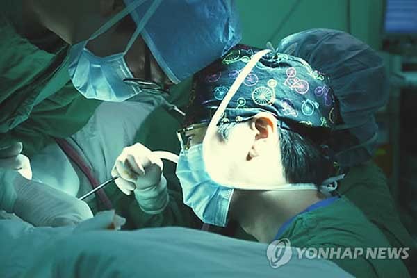 ▲ 산부인과의 수술 장면. 본 기사와 직접 연관은 없습니다. [사진: 연합뉴스]