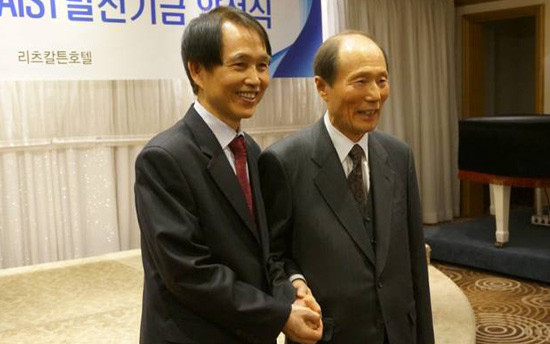 ▲ ▲ 창의성을 살리기 위해 연구실에 걸어놓은 텔리비전은 거꾸로 달았다.ⓒ