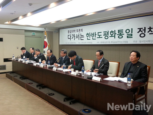 ▲ 오른쪽부터 정호선, 안찬일, 이하원, 이태환, 김충환, 전경만, 박승부, 황동식ⓒ윤희성