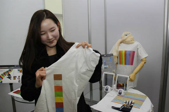 ▲ 센서감지를 통해 색깔에 따라 다른 소리를 내는 티셔츠 ⓒ섬산련 제공