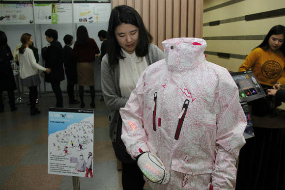 ▲ 초음파 거리센서를 이용해 안전 운행 가능한 스키복 ⓒ섬산련 제공