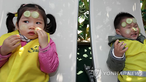 ▲ 지난해 4월 열린 용산 아이파크몰에서 열린 오이데이 행사서 아이들이 오이마사지를 하고 있다.ⓒ연합뉴스