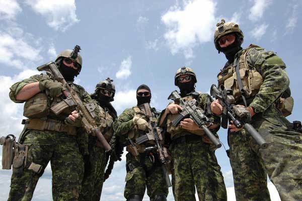 ▲ 캐나다 특수부대 JTF-2 대원들. MARPET 위장복이 눈에 띤다.