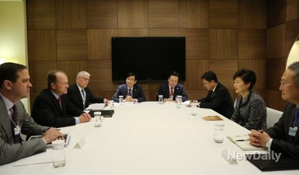 ▲ 박근혜 대통령이 스위스에서 디디에 부르크할터 대통령이 주재한 만찬에 참석하고 있다. ⓒ 뉴데일리 (청와대 제공)