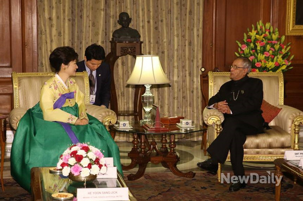 ▲ 박근혜 대통령은 지난15일부터 18일까지 인도를 국빈방문한 자리에서 프라납 무커지 대통령과 정상회담을 하고 있다. ⓒ 뉴데일리(청와대제공)