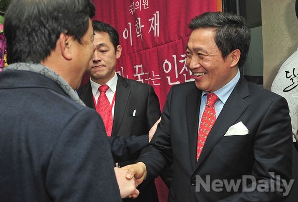 ▲ 새누리당 이학재 의원이 25일 인천 아레나센터에서 열린 자신의 저서 의 출판기념회장 입구에서 참석자들을 맞이하고 있다. ⓒ 이미화 기자