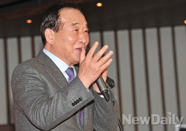 ▲ 새누리당 서청원 의원이 25일 인천 아레나센터에서 열린 이학재 의원의 출판기념회에서 축사를 하고 있다. ⓒ 이미화 기자