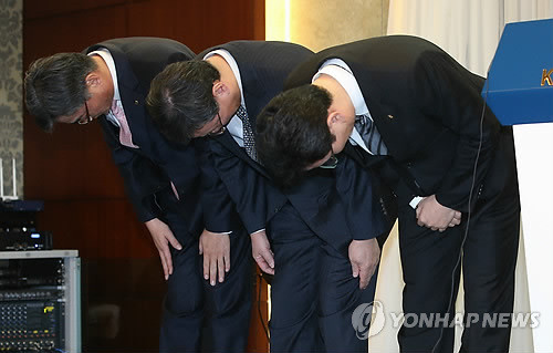▲ 문제가 발생한 카드 3사의 사장이 고개숙여 사과하고 있다. ⓒ연합뉴스 제공