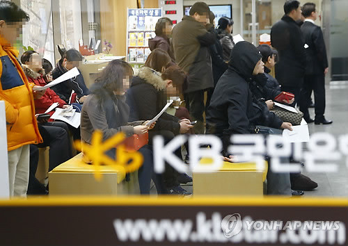 ▲ 문제를 해결하기 위해 고객들로 은행이 붐비고 있다.  ⓒ연합뉴스 제공