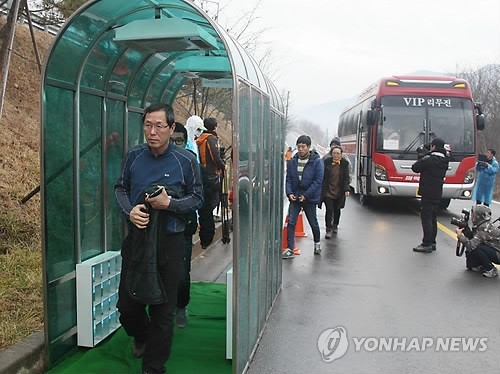 ▲ 송전탑 건설에 반대하는 경남 밀양 주민과 연대하기 위해 전국 각지에서 모인 희망버스 참가자들이 25일 오후 신대구부산고속도로 밀양 나들목에 설치된 방역 통제소에서 개인별 자외선 방역을 받고 있다. 바이러스 살균 효과가 있는 자외선 방역은 터널처럼 생긴 대인 소독기를 3초간 통과하는 방식으로 이뤄졌다.  ⓒ 연합뉴스