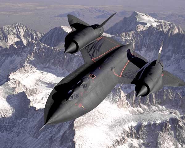 비행 중인 SR-71의 모습. 탠덤 형태의 2인승이다. 뒷좌석은 정찰담당이 탄다.