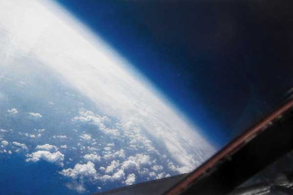대서양 상공 22km에서 SR-71 바깥을 찍은 사진. 마치 우주비행 중인 것처럼 보인다.