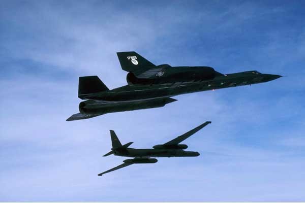 ▲ SR-71과 U-2가 함께 비행하는 모습. 실질적으로는 둘 다 CIA가 운용한다.