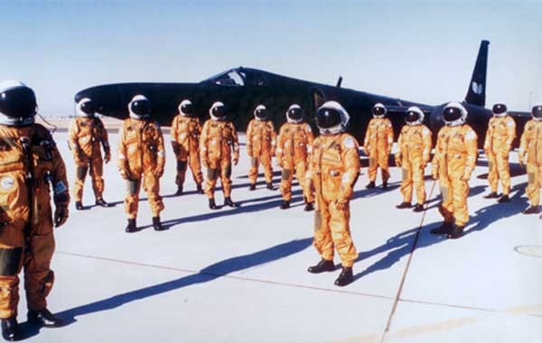 ▲ U-2 전략정찰기 앞에서 선 CIA 소속 조종사들. 휴민트(HUMINT)를 담당한다는 CIA는 전략 정찰기도 운용하고 있다.