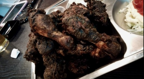 ▲ 이태원의 한 주점에서 판매하고 있는 것으로 알려진 흑형 치킨. ⓒ인터넷 커뮤니티 캡처