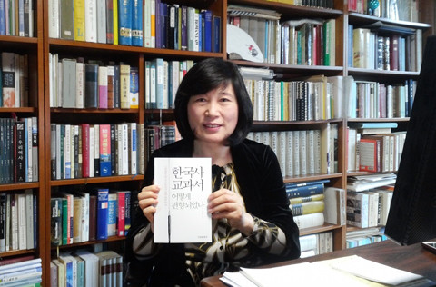 ▲ 정경희 교수는 지난 2년간, 1차 국사 교과서부터 현재의 한국사 교과서에 이르는 역대 국사 교과서의 내용을 모두 분석해서 그 결과를 작년 10월에 <한국사 교과서 어떻게 편향되었나>라는 책으로 펴냈다.