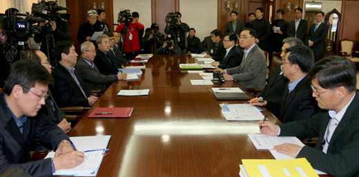 ▲ 정홍원 국무총리가 26일 정부서울청사 집무실에서 열린 AI와 금융 관련 긴급관계장관회의를 주재하고 있다. ⓒ 연합뉴스