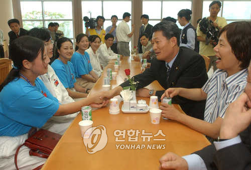 ▲ [대구를 사랑하는 사람들의 모임] 의 송영길 의원과 무단 방북으로 파문을 일으킨 임수경 씨등이 지난 2003년 8월 25일 오후 북한응원단 숙소인 대구은행연수원을 방문, 단원들을 격려하고 있다.ⓒ연합뉴스