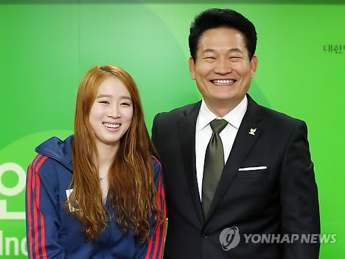 ▲ '리듬체조 국가대표팀 맏언니' 김윤희 선수(23)가 27일 인천시 남동구 인천시청에서 송영길 인천시장과 기념촬영하고 있다.ⓒ연합뉴스