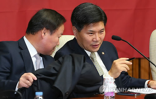 ▲ 새누리당 지방선거기획위원회 위원장으로 선임된 홍문종 사무총장(우측)과 부위원장인 김재원 전략기획본부장. ⓒ연합뉴스