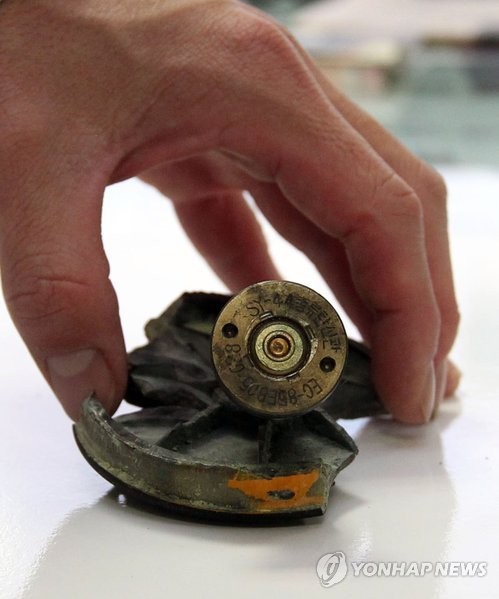 ▲ 국회 본회의장에서 통합진보당 김선동 의원이 터뜨린 최루탄의 신관과 파편.  ⓒ 연합뉴스