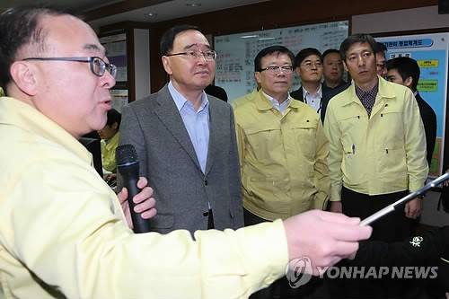 ▲ 정홍원 국무총리가 주말인 26일 안양시 농림축산검역본부 실험실을 방문, 이동필 농림축산식품부 장관과 함께 AI방역에 대해 설명을 듣고 있다. 2014.1.26 ⓒ 연합뉴스