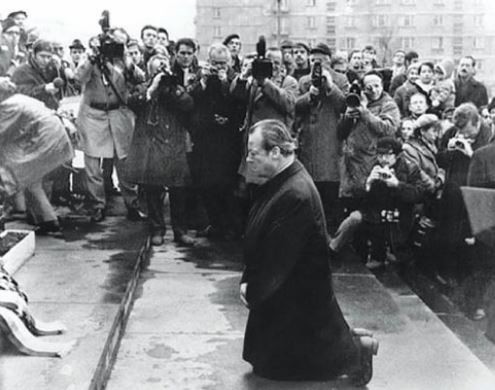 ▲ 폴란드 바르샤바에 유태인 위령탑에 무릎을 꿇은 빌리 브란트 전서독 총리 ⓒ 자료사진
