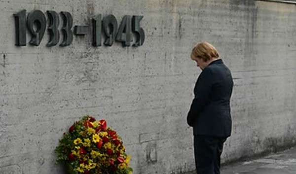 ▲ 앙겔라 메르켈 총리가 유태인 수만 명을 학살한 다하우 나치 강제수용소 추모관을 찾아 헌화하는 모습. ⓒ 연합뉴스