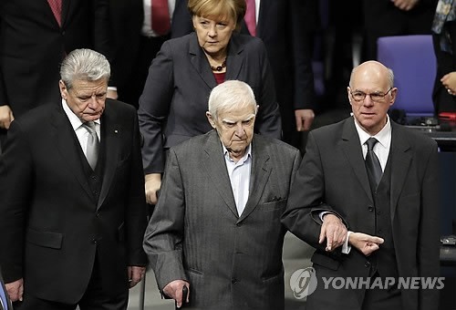 ▲ 독일 나치 정권의 유대인 대학살 희생자들을 추모하기 위한 국제 홀로코스트 기념일 행사가 27일(현지시간) 독일과 폴란드에서 각각 열렸다. 사진은 독일 베를린의 연방하원(분데스탁)에서 열린 기념식에 요아힘 가우크 독일 대통령(왼쪽부터)과 앙겔라 메르켈 총리, 아우슈비츠 수용소로 끌려갔었던 러시아 작가 다닐 그라닌(95), 노르베르트 람메르트 하원의장이 도착하고 있는 모습. ⓒ 연합뉴스