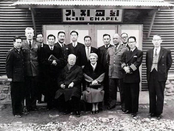 ▲ 1958년 군부대 '기지교회' 5주년 기념예배에 참석한 이승만대통령과 프란체스카여사. 뒷줄 가운데 김정렬 국방장관>