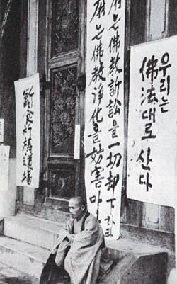 ▲ 1958년 군부대 '기지교회' 5주년 기념예배에 참석한 이승만대통령과 프란체스카여사. 뒷줄 가운데 김정렬 국방장관>