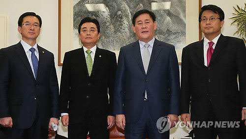 ▲ 최경환 새누리당 원내대표가 28일 오후 국회 운영위원장실에서 열린 2월 임시국회 의사일정 협의를 위한 여야원내대표회담에서 인사말을 하고 있다. 왼쪽부터 정성호 민주당 원내수석부대표, 전병헌 원내대표, 최경환 원내대표, 윤상현 새누리당 원내수석부대표. ⓒ연합뉴스