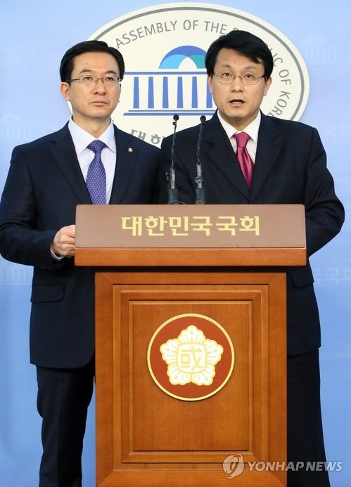 ▲ 새누리당 윤상현(오른쪽), 민주당 정성호 원내수석부대표가 28일 국회 정론관에서 2월 임시국회 합의사항에 대해 발표하고 있다. ⓒ연합뉴스