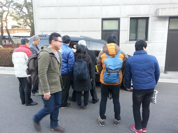 ▲ 이정희 통합진보당 대표(차량 안)가 지지자들과 악수를 나누고 있다ⓒ윤희성 기자의 삼성 갤럭시 스마트폰 카메라