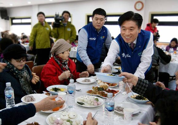 ▲ 유정석 대표가 설맞이 사랑나눔 행사에 참석해 직접 떡국을 나눠주고 있다.ⓒ현대HCN