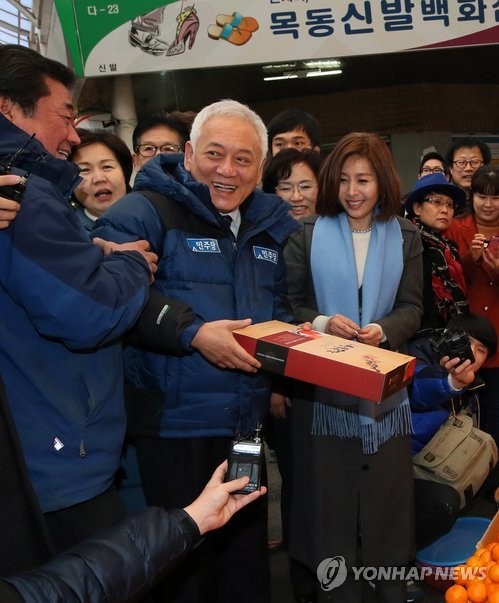 ▲ 설을 앞두고 김한길 민주당 대표와 부인 최명길씨가 27일 서울 양천구 목동재래시장에서 곶감을 사며 상인과 함께 웃고 있다.ⓒ연합뉴스