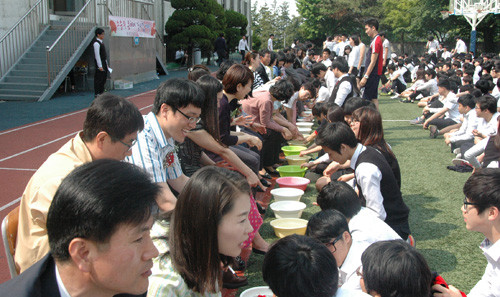 ▲ ▲ 지난해 스승의 날때 학생회 주관으로 열린 세족식. 학생들이 선생님의 발을 씻겨주고 있다.