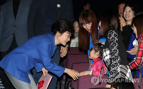 ▲ 박근혜 대통령이 29일 오후 ‘문화가 있는 날’ 행사의 하나로 서울 중구 충무로4가 대한극장에서 3D영화 ‘넛 잡(Nut Job)’을 관람하기 위해 영화관에 입장하며 관람나온 어린이들과 인사하고 있다. ⓒ 연합뉴스