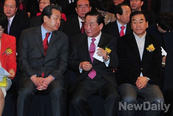 ▲ 새누리당 김무성 의원과 서청원 의원이 20일 오후 서울 세종문화회관 세종홀에서 열린 이혜훈 최고위원의 출판기념회에 참석해 대화를 나누고 있다. 오른쪽은 이재오 의원. ⓒ이종현 기자