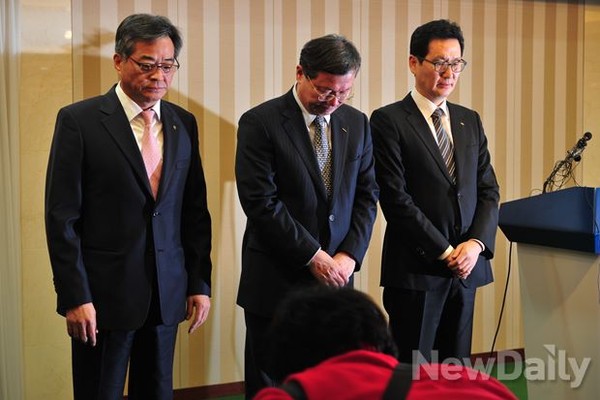 ▲ <손병익> 농협카드 분사장, <박상훈> 롯데카드 사장, <심재오> KB국민카드 사장이 20일 오전 서울 중구 코리아나 호텔에서 열린 기자회견에서 고개숙여 사죄하고 있다. ⓒ 이종현 기자